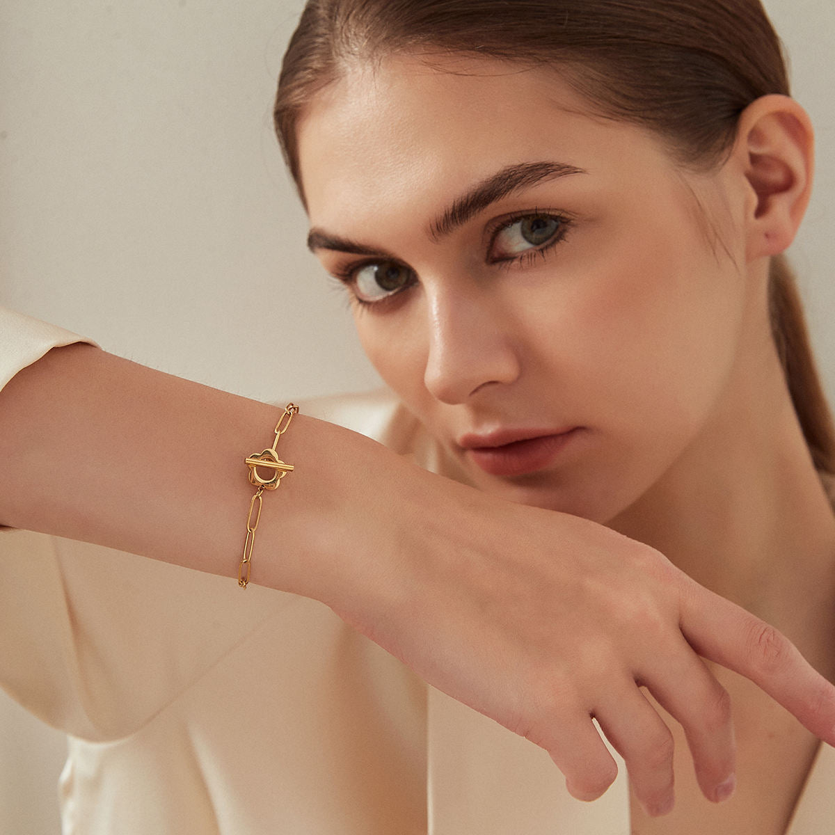 Golden Link Chain Bracelet with Floral Toggle – Anti-Tarnish