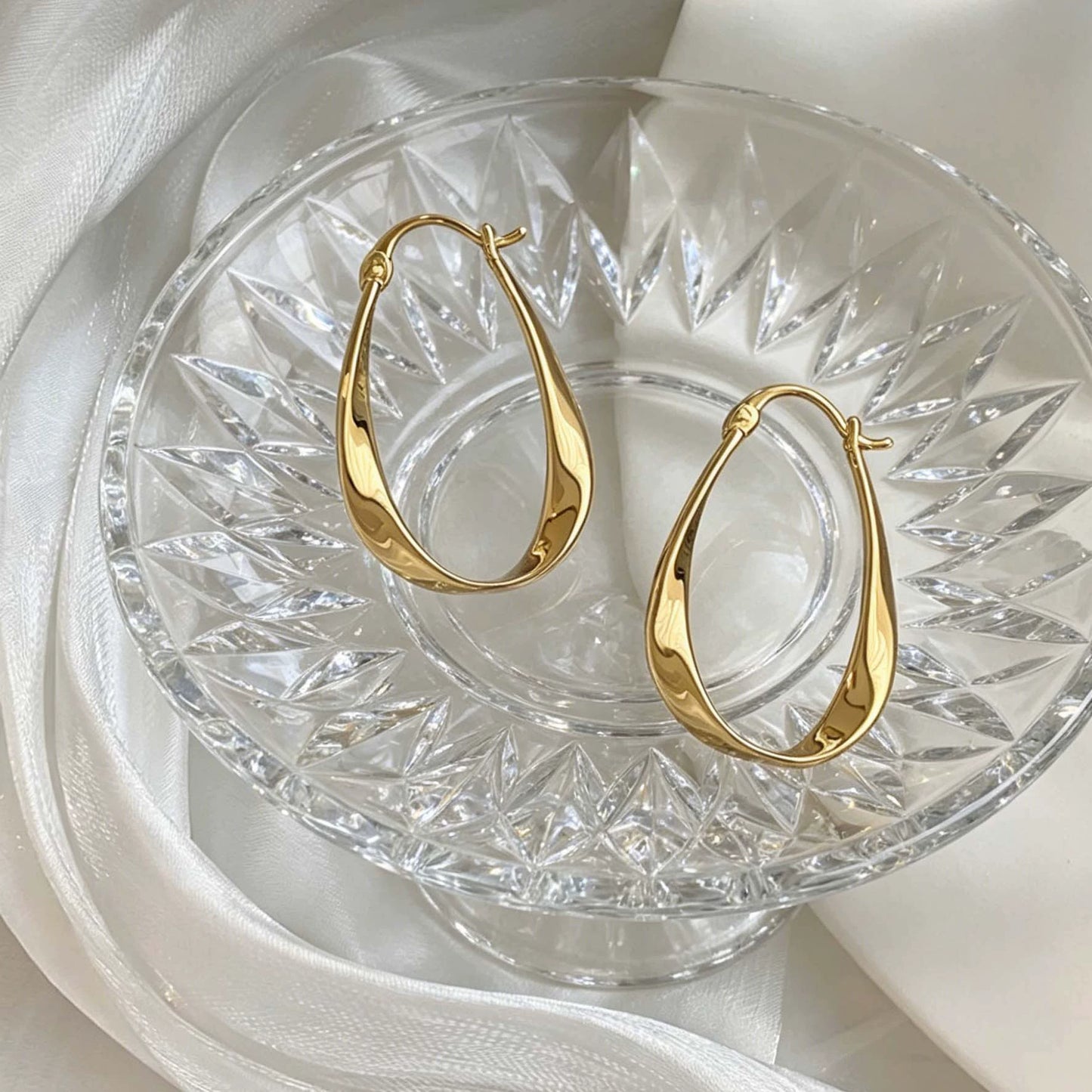 Minimal Teardrop Hoop Earrings
