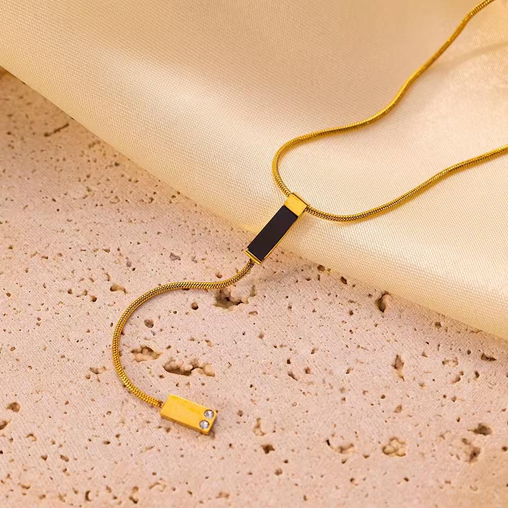 Noireline Drop Pendant Necklace