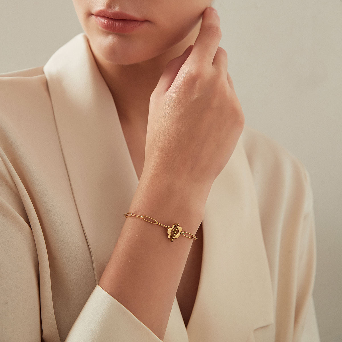 Golden Link Chain Bracelet with Floral Toggle – Anti-Tarnish