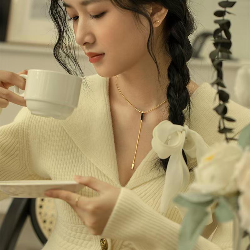 Noireline Drop Pendant Necklace